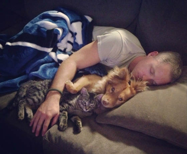 guy-with-dog-and-cat-sleeping-Wl4kUVD