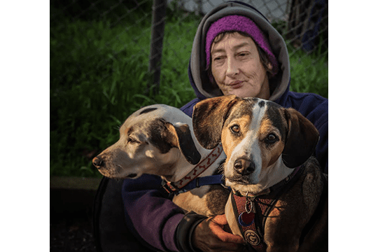 homeless_woman_and_dogs
